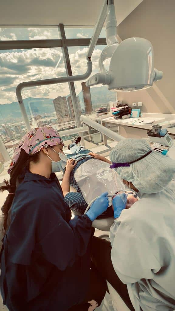Procedimiento de corona dental en proceso, Colombia Care Dental, Medellín