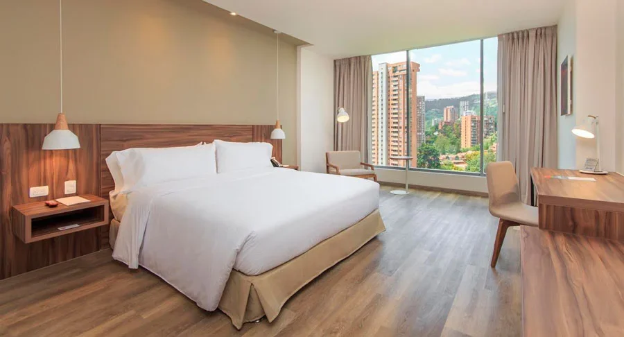Hotel 4 estrellas cerca de la clínica, incluido en el paquete de carillas, Medellín