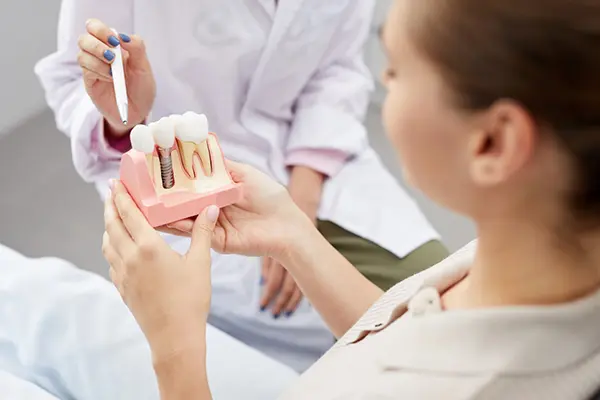 Los implantes dentales han revolucionado la industria odontológica al proporcionar una solución duradera y estética para la pérdida dental. Una de las preguntas más frecuentes...